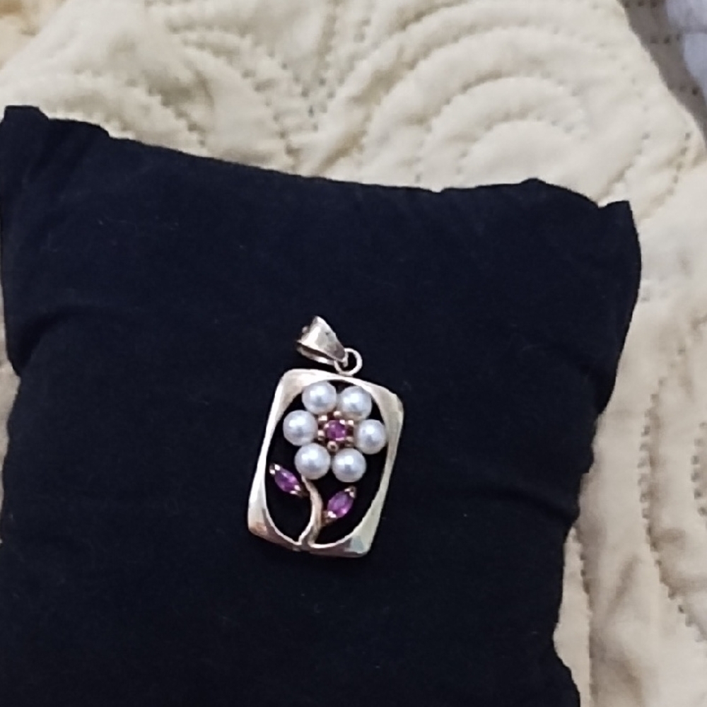 14 k Pendant With Pearls And Rubies